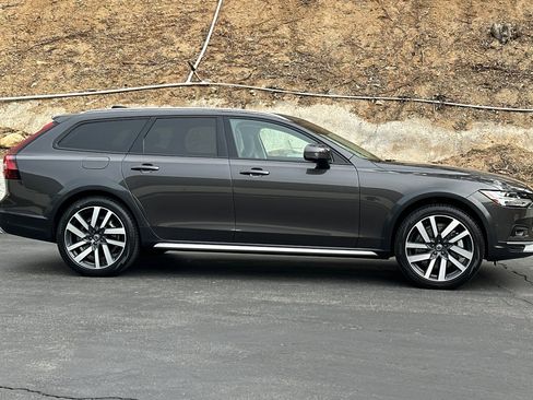 Used 2025 Volvo V90 B6 Cross Country Plus w/ Protection Package Premier AWD/4WD image 3