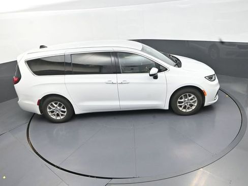 Used 2023 Chrysler Pacifica Touring-L FWD image 20