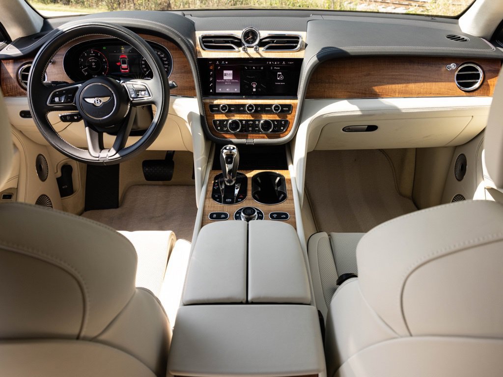Used 2025 Bentley Bentayga AWD/4WD image 2