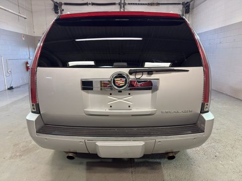 Used 2010 Cadillac Escalade Luxury AWD/4WD image 5