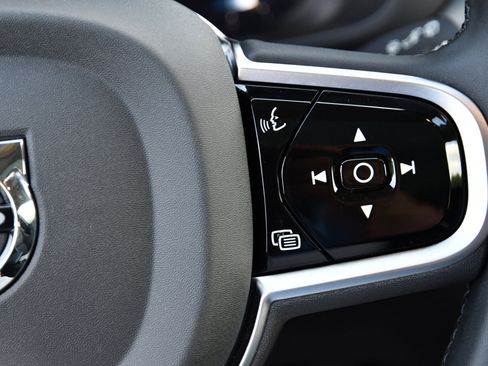 Used 2025 Volvo XC60 B5 Plus image 20