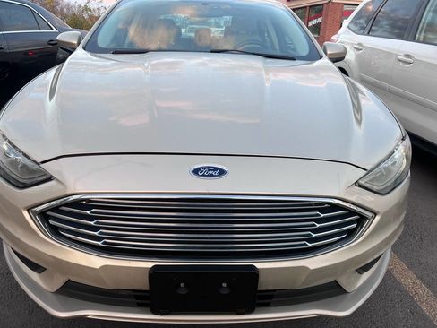 Used 2017 Ford Fusion SE w/ Fusion SE Technology Package image 4