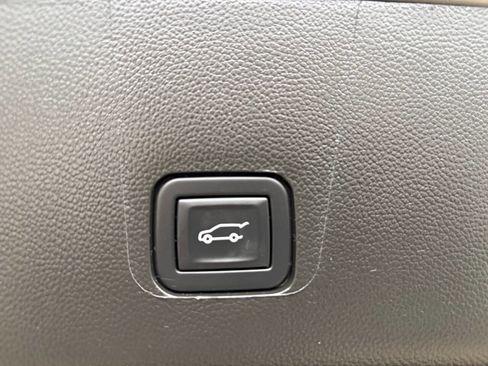 Used 2023 Chevrolet Traverse LT image 30