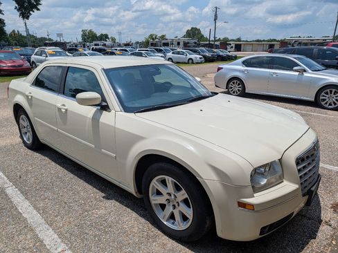 Used 2006 Chrysler 300 Touring w/ Comfort/Convenience Group RWD image 3