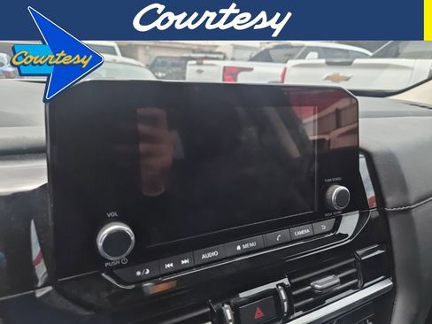 Used 2025 Nissan Pathfinder SV FWD image 1