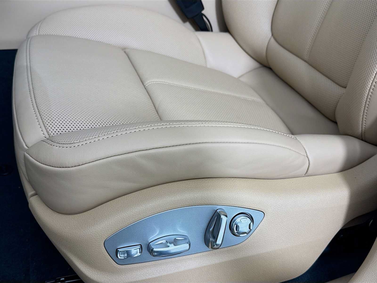 Used 2026 Porsche Macan AWD/4WD image 13