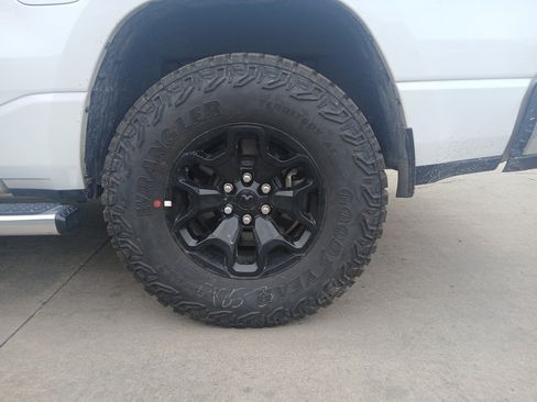Used 2023 RAM 1500 Laramie AWD/4WD image 9