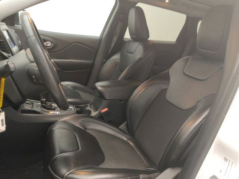Used 2020 Jeep Cherokee Latitude Plus FWD image 17