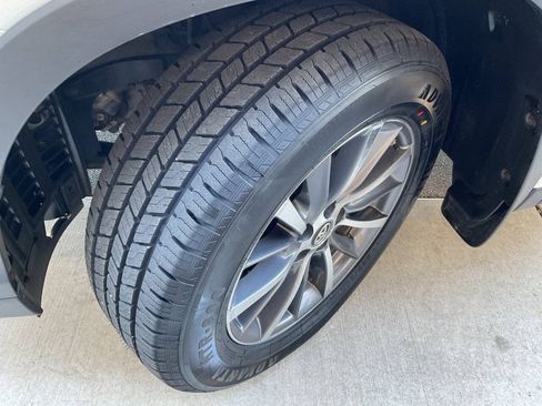 Used 2019 Toyota Highlander XLE AWD/4WD image 48