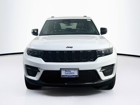 Used 2023 Jeep Grand Cherokee Altitude image 2