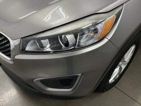 Used 2017 Kia Sorento LX w/ LX Convenience Package image 32