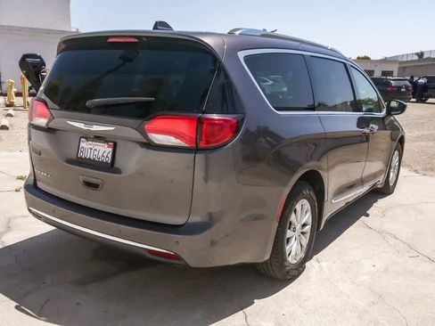 Used 2019 Chrysler Pacifica Touring-L FWD image 8