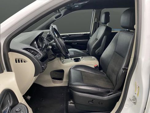 Used 2019 Dodge Grand Caravan SXT image 4