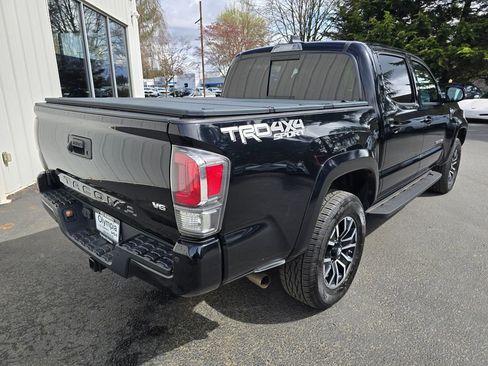 Used 2020 Toyota Tacoma TRD Sport w/ TRD Premium Sport Package AWD/4WD image 4