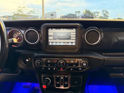 Used 2020 Jeep Wrangler Unlimited Sahara AWD/4WD image 17