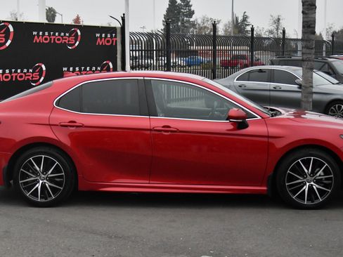 Used 2023 Toyota Camry SE image 9