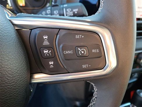 Used 2025 Jeep Wrangler Unlimited Sahara image 18