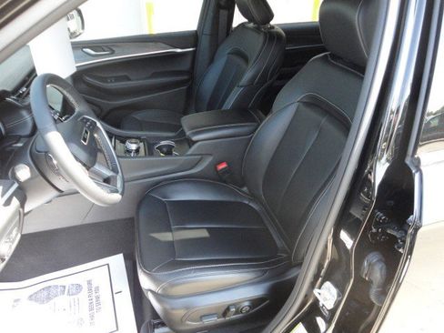 Used 2024 Jeep Grand Cherokee L Limited image 4