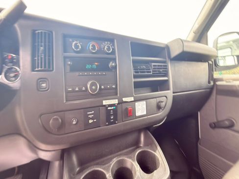 Used 2013 Chevrolet Express 2500 RWD image 19