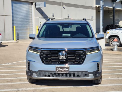 Used 2025 Honda Pilot Touring image 5