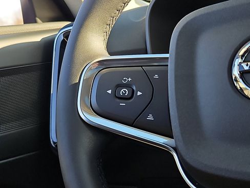 Certified 2023 Volvo XC40 B5 Plus image 22