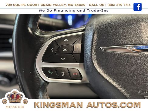 Used 2017 Chrysler Pacifica Touring-L w/ Tire & Wheel Group FWD image 12