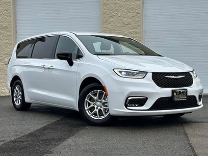 New 2026 Chrysler Pacifica Select