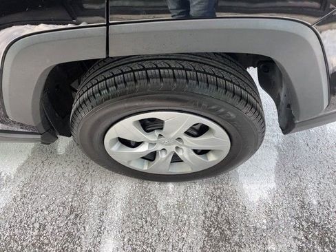 Used 2021 Toyota RAV4 LE image 10