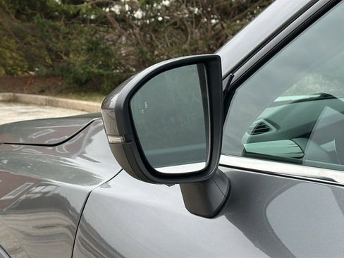 Used 2022 Nissan Pathfinder SV image 10