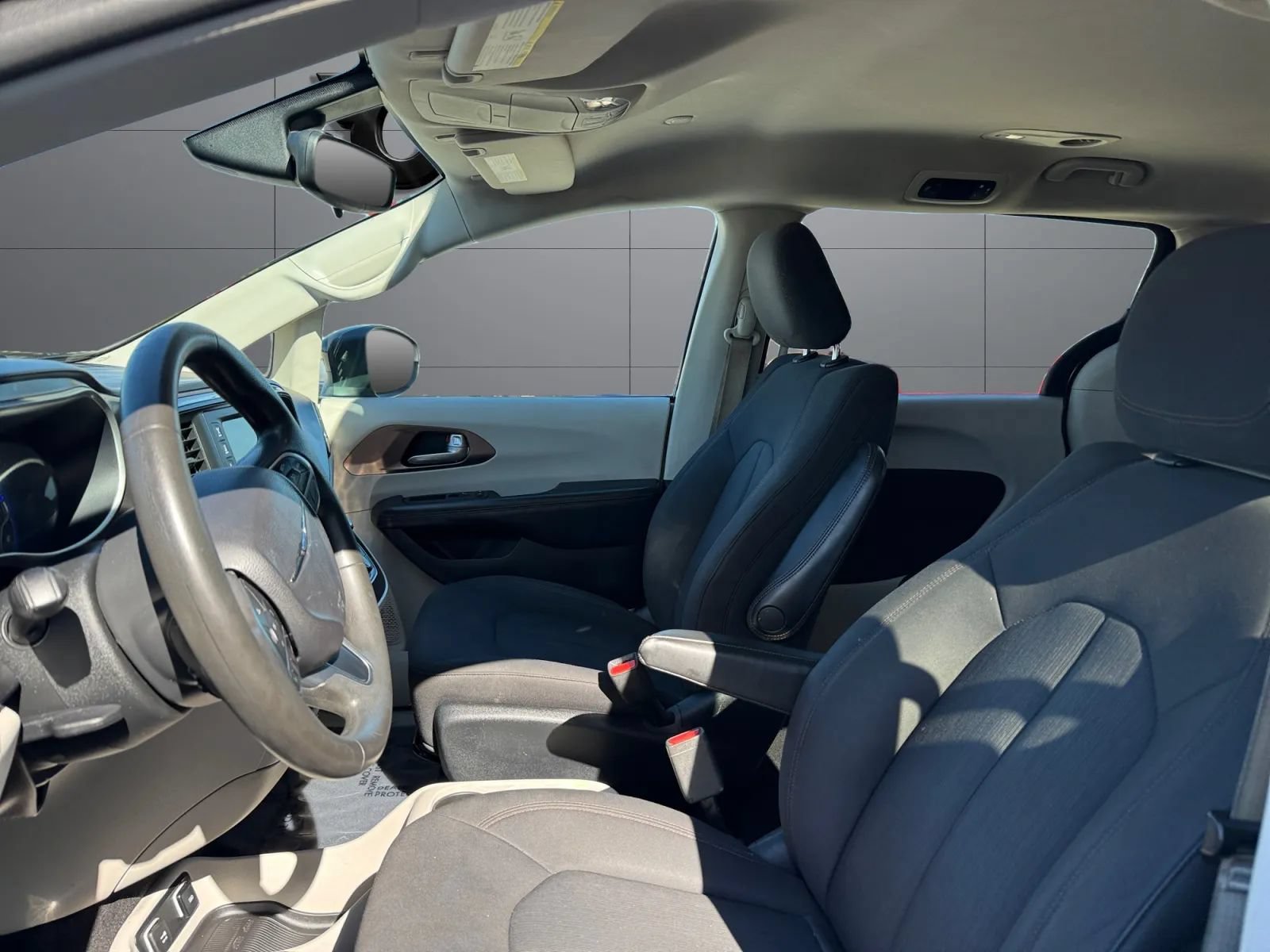 Used 2017 Chrysler Pacifica Touring FWD image 16