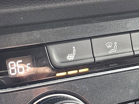 Used 2018 Volkswagen Tiguan SE image 22