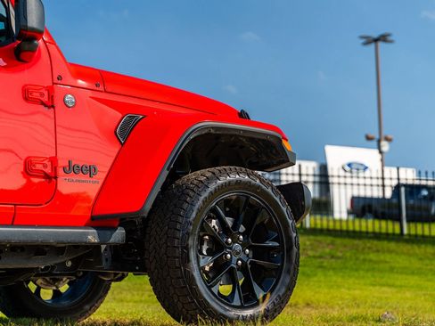 Used 2024 Jeep Gladiator Sport AWD/4WD image 2