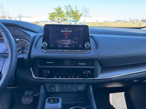 Used 2025 Nissan Rogue SV image 17