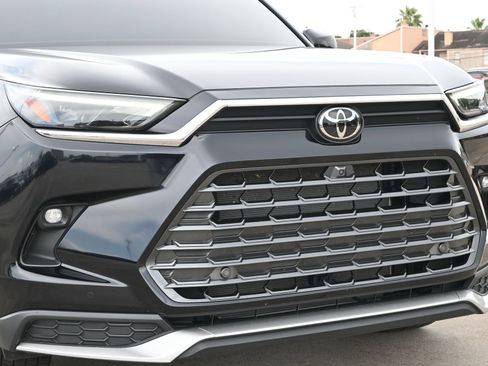 Used 2025 Toyota Grand Highlander AWD Hybrid image 25