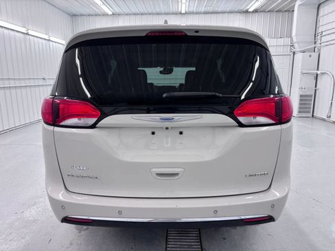 Used 2017 Chrysler Pacifica Limited w/ UConnect Theater Package FWD image 5