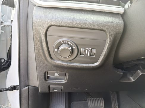 Used 2025 Jeep Grand Cherokee Altitude AWD/4WD image 16