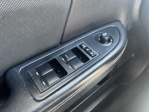 Used 2012 Dodge Avenger SE FWD image 18