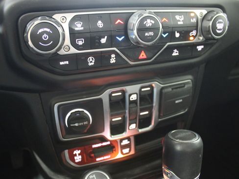 Used 2022 Jeep Gladiator Rubicon w/ Cold Weather Group AWD/4WD image 16