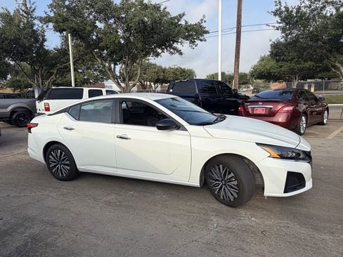 Used 2025 Nissan Altima 2.5 SV FWD image 4