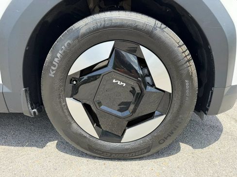 Used 2024 Kia EV9 Light Long Range RWD image 12