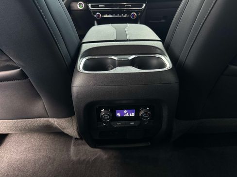 Used 2025 Chevrolet Traverse RS FWD image 18
