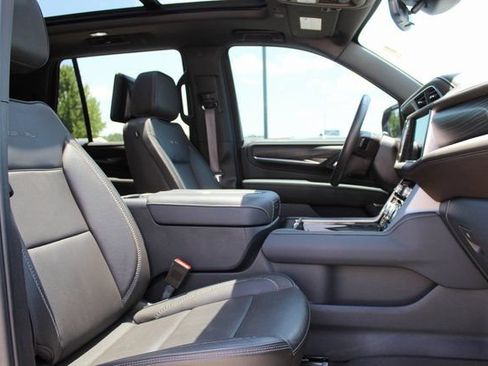 Used 2024 GMC Yukon Denali w/ Advanced Technology Package AWD/4WD image 19