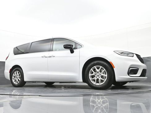 Used 2024 Chrysler Pacifica Touring-L image 32