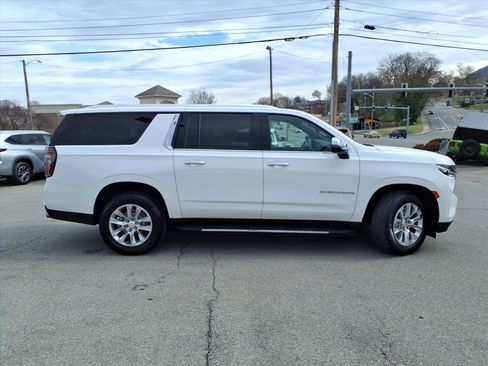 Used 2023 Chevrolet Suburban Premier image 3