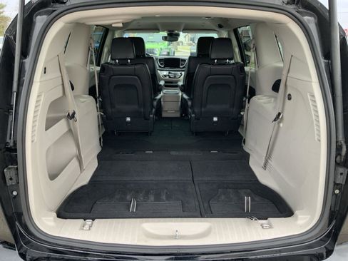 Used 2024 Chrysler Pacifica Touring-L image 9