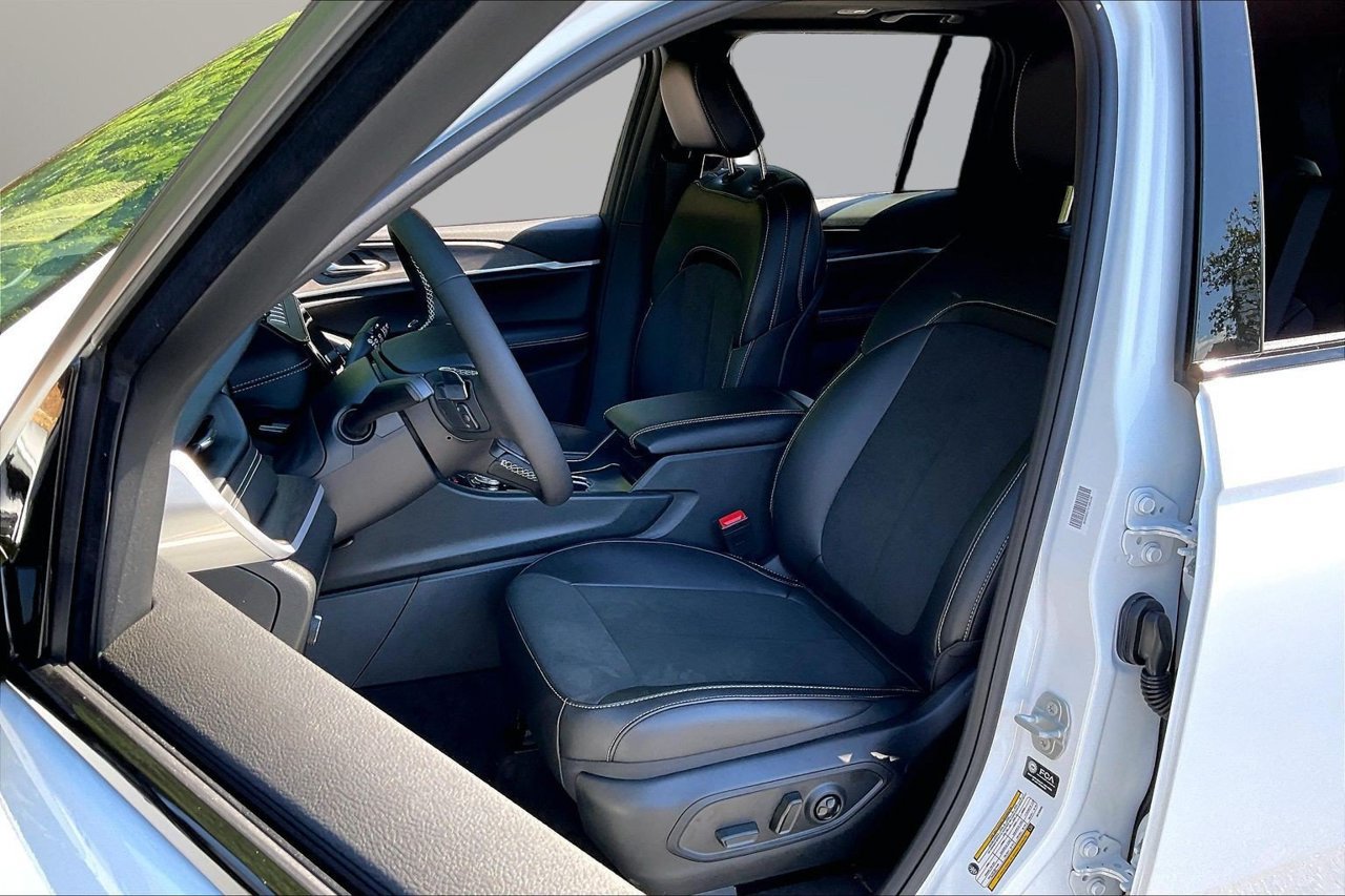 New 2027 Jeep Grand Cherokee Altitude RWD image 19
