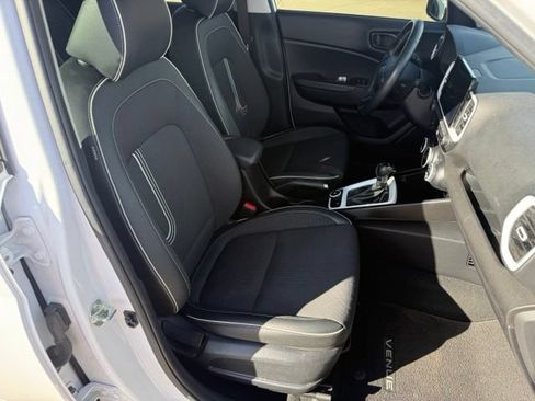 Used 2024 Hyundai Venue Limited FWD image 32