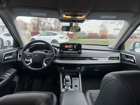 Used 2024 Mitsubishi Outlander 4WD Plug-In Hybrid image 11