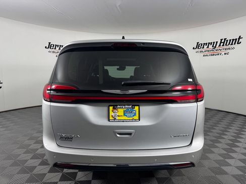 Used 2024 Chrysler Pacifica Limited FWD image 7