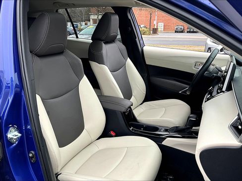 Used 2023 Toyota Corolla Cross XLE w/ Convenience Package image 7